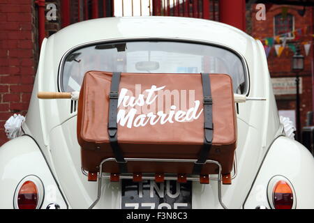 Ein Fall markiert "Just Married" geschnallt auf der Rückseite des einen VW Käfer Auto, England, UK Stockfoto