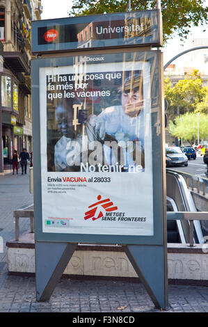 Straße Plakatwand von JCDecaux Werbung medizinische Nächstenliebe in Barcelona Katalonien Spanien ES Stockfoto