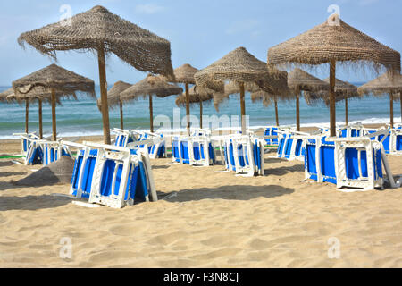 Rustikale Schirme hergestellt von Naturfasern und liegen an der Costa Del Sol, Spanien Stockfoto