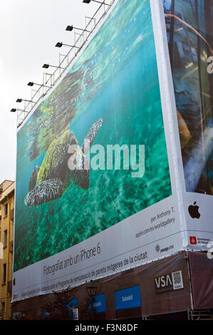 Riesige Plakatwand auf der Vorderseite des Gebäudes Werbung iPhone 6 in Barcelona Katalonien Spanien ES Stockfoto