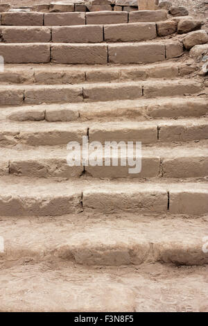 Treppen in der archäologischen Stätte von Pachacamac in Lima Stockfoto