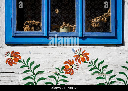 Blumenschmuck an der Fassade eines typischen Holzhauses im Dorf Zalipie in polen Stockfoto