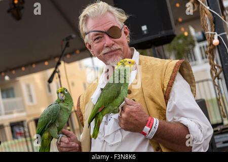 Tybee Island, Georgia, USA. 9. Oktober 2015. Ein Mann gekleidet in Piratenkostüm mit zwei Papageien am jährlichen dreitägigen Tybee Island Pirate Festival 9. Oktober 2015 in Tybee Island, Georgia. Stockfoto
