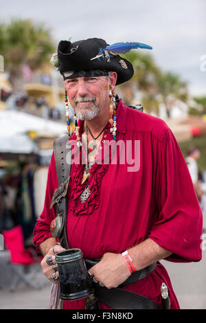 Tybee Island, Georgia, USA. 9. Oktober 2015. Einem kostümierten Piraten während des jährlichen dreitägigen Tybee Island Pirate Festival 9. Oktober 2015 in Tybee Island, Georgia. Stockfoto