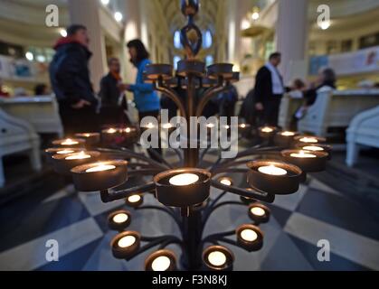 Leipzig, Deutschland. 9. Oktober 2015. Brennende Kerzen sind auf dem Display in der St. Nicholas Church in Leipzig, Deutschland, 9. Oktober 2015. Die Stadt Leipzig erinnert mit einer Kerze beleuchtet Feier die Ereignisse rund um die friedliche Revolution in Leipzig, DDR vor 26 Jahren brachte schließlich die Berliner Mauer. Foto: Hendrik Schmidt/Dpa/Alamy Live News Stockfoto