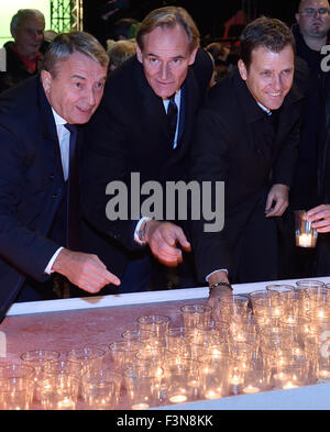 Leipzig, Deutschland. 9. Oktober 2015. Der Präsident des deutschen Fussballbund (DFB), der Deutsche Fußballbund Wolfgang Niersbach (l-R), Leipzigs Oberbürgermeister Burkhard Jung (SPD) und der Manager der deutschen Fußball-Mannschaft Oliver Bierhoff nehmen Sie Teil an einer Kerze beleuchtet Feier in der St. Nikolauskirche in Leipzig, Deutschland, 9. Oktober 2015. Die Stadt Leipzig erinnert mit einer Kerze beleuchtet Feier die Ereignisse rund um die friedliche Revolution in Leipzig, DDR vor 26 Jahren brachte schließlich die Berliner Mauer. Foto: Hendrik Schmidt/Dpa/Alamy Live News Stockfoto