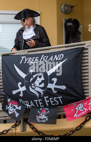 Tybee Island, Georgia, USA. 9. Oktober 2015. Kostümierte Pirat Uhren Ereignisse zu Beginn des jährlichen dreitägigen Tybee Island Pirate Festival 9. Oktober 2015 in Tybee Island, Georgia. Stockfoto