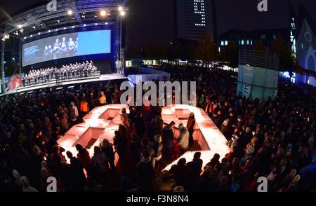 Leipzig, Deutschland. 9. Oktober 2015. Ein Candle-light-Feier auf dem Platz der Augustusplatz in Leipzig, Deutschland, 9. Oktober 2015 teilnehmen Besucher. Die Stadt Leipzig erinnert mit einer Kerze beleuchtet Feier die Ereignisse rund um die friedliche Revolution in Leipzig, DDR vor 26 Jahren brachte schließlich die Berliner Mauer. Foto: Hendrik Schmidt/Dpa/Alamy Live News Stockfoto