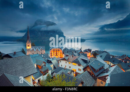 Hallstatt, Österreich. Bild des berühmten Bergdorf Halstatt während der blauen Dämmerstunde. Stockfoto