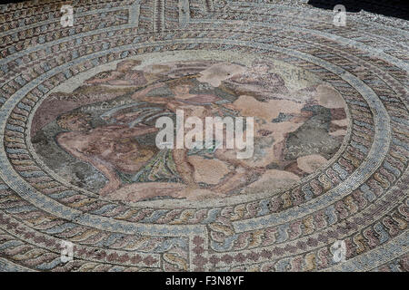 Das Mosaik des Theseus tötet den Minotaurus in das "Haus des Theseus" im archäologischen Park von Paphos, Zypern Stockfoto