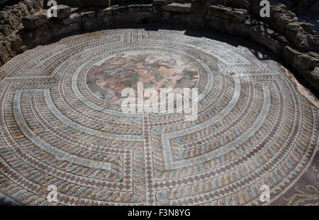 Das Mosaik des Theseus tötet den Minotaurus in das "Haus des Theseus" im archäologischen Park von Paphos, Zypern Stockfoto