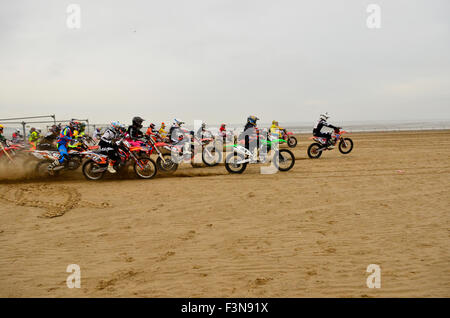 Regensburg, UK. 10. Oktober 2015. 33. RHL Clifton Beach Race. Jugend 125 Rennen. Rennen beginnt mit Toren, die Vorspeisen zu öffnen, und ihren Weg. Ersten Weston Strand Rennen fand 1893 und 500 Reiter angezogen. Im Jahr 2015. 1500 wird in allen Klassen teilnehmen. Mehr als 25.000 Fahrer haben die berüchtigten Weston Dünen in seinem 33 Jahr angepackt. Fahrer Rfom 40 Nationen haben aus neuen Zealand'South Afrika und Columbia raste. Gesamtwert von Fahrrädern über Wochenende etwa £ 4 Millionen. Fahrer haben mehr als £ 35 Millionen für ihre Nächstenliebe angehoben. Track-Build 10 Tage vor Veranstaltung beginnt und dauert 3-d Stockfoto