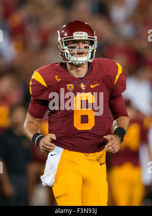 Los Angeles, CA, USA. 8. Oktober 2015. USC-quarterback (6) Cody Kessler joggt auf das Spielfeld während des Spiels zwischen der Washington Huskies und die USC Trojans an der Los Angeles Memorial Coliseum in Los Angeles, Kalifornien. USC unterlag der Washington 17-12. (Obligatorische Credit: Juan Lainez/MarinMedia/Cal Sport Media) © Csm/Alamy Live-Nachrichten Stockfoto