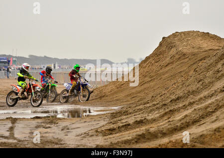 Regensburg, UK. 10. Oktober 2015. 33. RHL Clifton Beach Race. Jugend 125 Rennen. Rennen beginnt mit Toren, die Vorspeisen zu öffnen, und ihren Weg. Ersten Weston Strand Rennen fand 1893 und 500 Reiter angezogen. Im Jahr 2015. 1500 wird in allen Klassen teilnehmen. Mehr als 25.000 Fahrer haben die berüchtigten Weston Dünen in seinem 33 Jahr angepackt. Fahrer Rfom 40 Nationen haben aus neuen Zealand'South Afrika und Columbia raste. Gesamtwert von Fahrrädern über Wochenende etwa £ 4 Millionen. Fahrer haben mehr als £ 35 Millionen für ihre Nächstenliebe angehoben. Track-Build 10 Tage vor Veranstaltung beginnt und dauert 3-d Stockfoto