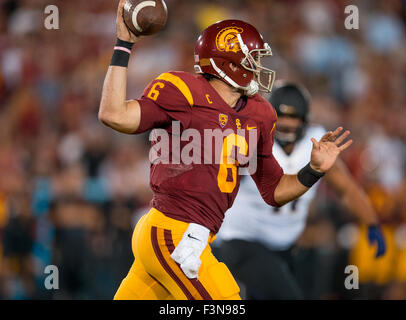 Los Angeles, CA, USA. 8. Oktober 2015. USC-quarterback (6) Cody Kessler sieht für einen offenen Empfänger während eines Spiels zwischen der Washington Huskies und die USC Trojans an der Los Angeles Memorial Coliseum in Los Angeles, Kalifornien. USC unterlag der Washington 17-12. (Obligatorische Credit: Juan Lainez/MarinMedia/Cal Sport Media) © Csm/Alamy Live-Nachrichten Stockfoto