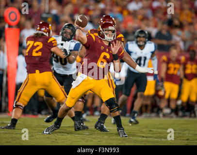 Los Angeles, CA, USA. 8. Oktober 2015. USC-quarterback (6) Cody Kessler sieht für einen offenen Empfänger während eines Spiels zwischen der Washington Huskies und die USC Trojans an der Los Angeles Memorial Coliseum in Los Angeles, Kalifornien. USC unterlag der Washington 17-12. (Obligatorische Credit: Juan Lainez/MarinMedia/Cal Sport Media) © Csm/Alamy Live-Nachrichten Stockfoto