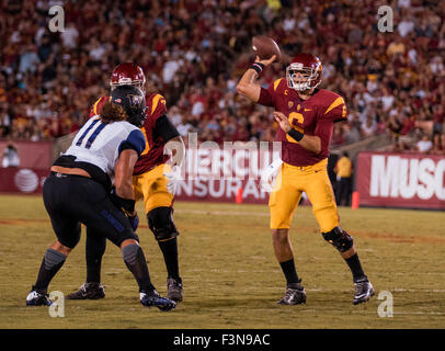 Los Angeles, CA, USA. 8. Oktober 2015. USC-quarterback (6) Cody Kessler sieht für einen offenen Empfänger während eines Spiels zwischen der Washington Huskies und die USC Trojans an der Los Angeles Memorial Coliseum in Los Angeles, Kalifornien. USC unterlag der Washington 17-12. (Obligatorische Credit: Juan Lainez/MarinMedia/Cal Sport Media) © Csm/Alamy Live-Nachrichten Stockfoto
