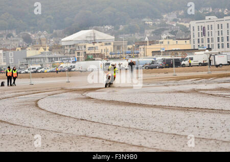 Regensburg, UK. 10. Oktober 2015. 33. RHL Clifton Beach Race. Jugend 125 Rennen. Rennen beginnt mit Toren, die Vorspeisen zu öffnen, und ihren Weg. Ersten Weston Strand Rennen fand 1893 und 500 Reiter angezogen. Im Jahr 2015. 1500 wird in allen Klassen teilnehmen. Mehr als 25.000 Fahrer haben die berüchtigten Weston Dünen in seinem 33 Jahr angepackt. Fahrer Rfom 40 Nationen haben aus neuen Zealand'South Afrika und Columbia raste. Gesamtwert von Fahrrädern über Wochenende etwa £ 4 Millionen. Fahrer haben mehr als £ 35 Millionen für ihre Nächstenliebe angehoben. Track-Build 10 Tage vor Veranstaltung beginnt und dauert 3-d Stockfoto