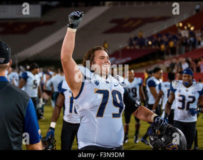 Los Angeles, CA, USA. 8. Oktober 2015. Washington Huskies beleidigender Störungssucher (79) feiert Coleman Shelton nach einem Spiel zwischen der Washington Huskies und die USC Trojans an der Los Angeles Memorial Coliseum in Los Angeles, Kalifornien. USC unterlag der Washington 17-12. (Obligatorische Credit: Juan Lainez/MarinMedia/Cal Sport Media) © Csm/Alamy Live-Nachrichten Stockfoto