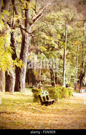 Holzbank im Herbst Park - alte photo Stockfoto