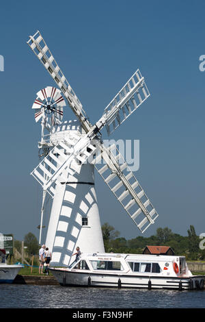 Boote in der Thurne Deich Entwässerung Mühle. Norfolk Broads England UK Stockfoto