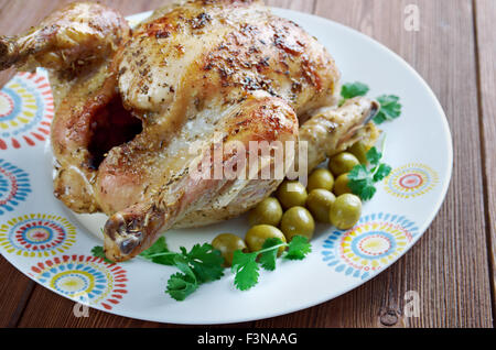 Poulet Garni - gebratenes Huhn mit Kräutern. Französische Küche Stockfoto