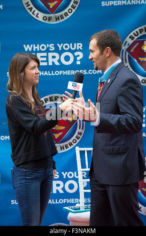 Salvatore Giunta, ehemaliger Staff Sergeant in der US-Army in 2014 Superman Halle der Helden Induktion interviewt. Stockfoto