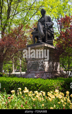 Die Bronzestatue des Staatsmannes William Seward im Madison Square Park. Stockfoto