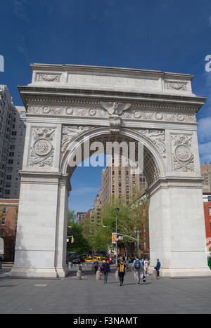 Washington Arch ist ein Marmor Triumphbogen im Washington Square Park im Stadtteil Greenwich Village von Lower Manhattan Stockfoto