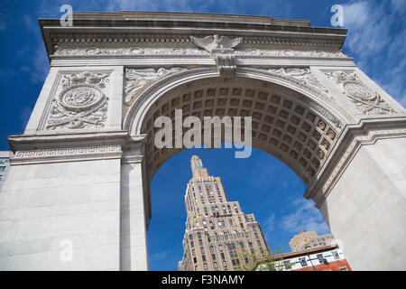 Washington Arch ist ein Marmor Triumphbogen im Washington Square Park im Stadtteil Greenwich Village von Lower Manhattan Stockfoto