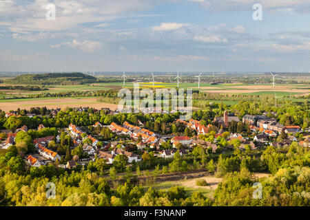 Flache westdeutsche Landschaft in der Nähe von Aachen und Herzogenrath mit vielen Windenergieanlagen und ein Dorf im Vordergrund. Stockfoto