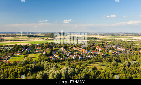 Flache westdeutsche Landschaft in der Nähe von Aachen und Herzogenrath mit vielen Windenergieanlagen und ein Dorf im Vordergrund. Stockfoto