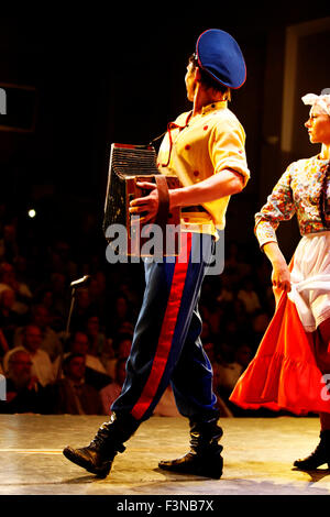 Kozak-Tänzer und Akkordeonist spielen Akkordeon während einer Live-Aufführung auf der Bühne des „MAROYLA“-Kinos, Myrina, Limnos. Stockfoto
