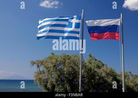 Russische & griechische Fahnen von der russischen Marine-Ehrenmal und Heilige Berg Athos (Halbinsel Chalkidiki) Silhouette am Horizont. Limnos Stockfoto