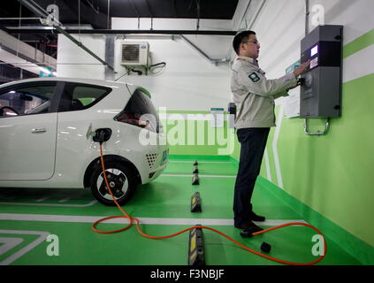 Shanghai, China. 28. Mai 2014. Ein Mitarbeiter von Shanghai Elektrizitätsgesellschaft testet eine Ladesäule in Shanghai, Ost-China, 28. Mai 2014. Die Generaldirektion für Staatsrat hat kürzlich eine Leitlinie bei der Beschleunigung der Ladeinfrastruktur von Neufahrzeugen Energie, was darauf hindeutet, dass alle 2.000 elektrische Fahrzeuge mit mindestens eine öffentliche Ladestation ausgestattet sein sollte. © Ding Ting/Xinhua/Alamy Live-Nachrichten Stockfoto