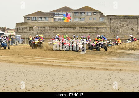 Weston-super-Mare, Somerset, UK. 10. Oktober 2015. RHL Weston Strand Rennen Weston-Super-Mare. MAIN EVENT des Nachmittags. Erwachsenen Quad /Sidecar Race.ROBERT TIMONEY/AlamyLiveNews Stockfoto