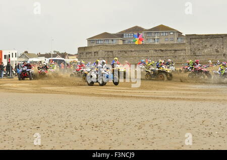 Weston-super-Mare, Somerset, UK. 10. Oktober 2015. RHL Weston Strand Rennen Weston-Super-Mare. MAIN EVENT des Nachmittags. Erwachsenen Quad /Sidecar Race.ROBERT TIMONEY/AlamyLiveNews Stockfoto