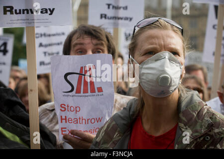 London, 10. Oktober 2015: die weißen Mittelschichten versammelten sich in Parliament Square zu protestieren gegen die Pläne für eine dritte Startbahn am Flughafen Heathrow - unter, sagen sie, Tausende von Häusern in Londons Luftfahrt-Drehkreuz Flugrouten - Sortierlösungen im Westen der Hauptstadt. Die Demonstration im Zentrum standen beide London bürgermeisterlichen Anwärter: Zac Goldsmith konservativen und Labour Saqique Khan. Richard Baker / Alamy Live News. Stockfoto