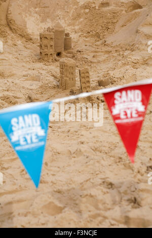 Bournemouth, Dorset, UK. 10. Oktober 2015. Bournemouth Kunst durch die Sea Festival kehrt für eine fünfte Jahr mit Festival-Unterhaltung - Sandscape - Besucher verbinden Wissenschaftler und Sandskulpturen, Sand in deinen Augen, eine Landschaft mit Bergen, Tälern, Wolkenkratzer und macht bauen Stationen Credit: Carolyn Jenkins/Alamy Live News Stockfoto