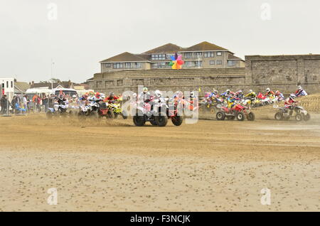 Weston-super-Mare, Somerset, UK. 10. Oktober 2015. RHL Weston Strand Rennen Weston-Super-Mare. MAIN EVENT des Nachmittags. Erwachsenen Quad /Sidecar Race.ROBERT TIMONEY/AlamyLiveNews Stockfoto