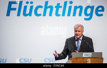 Erding, Deutschland. 10. Oktober 2015. Horst Seehofer, Premier des deutschen Staates Bayern, hält eine Rede auf dem CSU-Parteitag zur Flüchtlingspolitik in Erding, Deutschland, 10. Oktober 2015. Foto: MARC Müller/Dpa/Alamy Live News Stockfoto