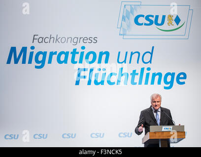 Erding, Deutschland. 10. Oktober 2015. Horst Seehofer, Premier des deutschen Staates Bayern, hält eine Rede auf dem CSU-Parteitag zur Flüchtlingspolitik in Erding, Deutschland, 10. Oktober 2015. Foto: MARC Müller/Dpa/Alamy Live News Stockfoto