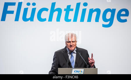 Erding, Deutschland. 10. Oktober 2015. Horst Seehofer, Premier des deutschen Staates Bayern, hält eine Rede auf dem CSU-Parteitag zur Flüchtlingspolitik in Erding, Deutschland, 10. Oktober 2015. Foto: MARC Müller/Dpa/Alamy Live News Stockfoto