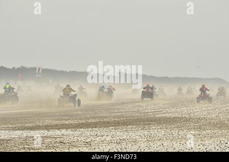 Weston-super-Mare, Somerset, UK. 10. Oktober 2015. RHL Weston Strand Rennen Weston-Super-Mare. MAIN EVENT des Nachmittags. Erwachsenen Quad /Sidecar Race.ROBERT TIMONEY/AlamyLiveNews Stockfoto