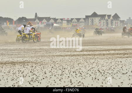 Weston-super-Mare, Somerset, UK. 10. Oktober 2015. RHL Weston Strand Rennen Weston-Super-Mare. MAIN EVENT des Nachmittags. Erwachsenen Quad /Sidecar Race.ROBERT TIMONEY/AlamyLiveNews Stockfoto