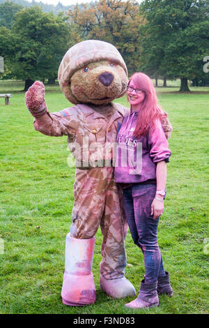 Chatsworth House, Derbyshire, UK 10. Oktober 2015. Läufer beim Run & Farbstoff Event. Die weltweit die meisten bunten 5k laufen oder Färben in Chatsworth in diesem Herbst. Als Läufer /walk/dance durch den Kurs wurden Tdhey in sichere, umweltfreundliche und pflanzlichen pulverisierte Farbstoff auf jedem Kilometer überschüttet. in Technicolor Leinwand Spaß verwandeln. Bildnachweis: paul@st9.co.uk/Alamy Live News Stockfoto