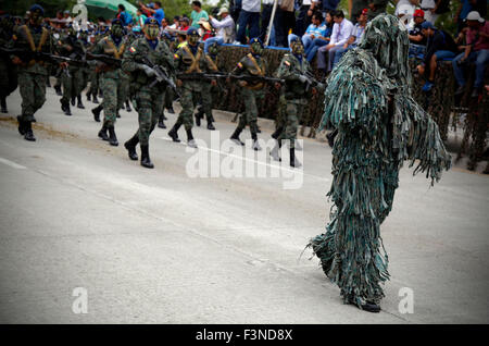 Guayaquil, Ecuador. 9. Oktober 2015. Ecuadors Soldaten an eine Militärparade zum 195. Jahrestag der Unabhängigkeit von Guayaquil in Guayaquil, Ecuador, am 9. Oktober 2015 teilnehmen. Bildnachweis: Santiago Armas/Xinhua/Alamy Live-Nachrichten Stockfoto