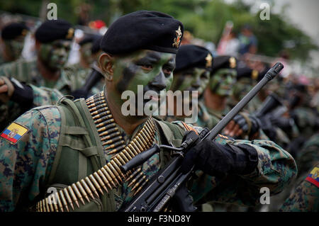 Guayaquil, Ecuador. 9. Oktober 2015. Ecuadors Soldaten an eine Militärparade zum 195. Jahrestag der Unabhängigkeit von Guayaquil in Guayaquil, Ecuador, am 9. Oktober 2015 teilnehmen. Bildnachweis: Santiago Armas/Xinhua/Alamy Live-Nachrichten Stockfoto