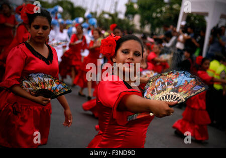 Guayaquil, Ecuador. 9. Oktober 2015. Frauen von Ecuador tanzen während einer Parade zum 195. Jahrestag der Unabhängigkeit von Guayaquil in Guayaquil, Ecuador, am 9. Oktober 2015. Bildnachweis: Santiago Armas/Xinhua/Alamy Live-Nachrichten Stockfoto