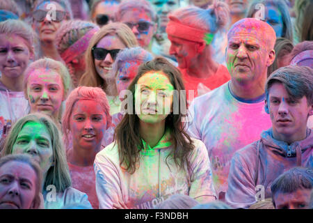 Chatsworth House, Derbyshire, UK 10. Oktober 2015. Läufer beim Run & Farbstoff Event. Die weltweit die meisten bunten 5k laufen oder Färben in Chatsworth in diesem Herbst. Als Läufer /walk/dance durch den Kurs wurden Tdhey in sichere, umweltfreundliche und pflanzlichen pulverisierte Farbstoff auf jedem Kilometer überschüttet. in Technicolor Leinwand Spaß verwandeln. Bildnachweis: paul@st9.co.uk/Alamy Live News Stockfoto